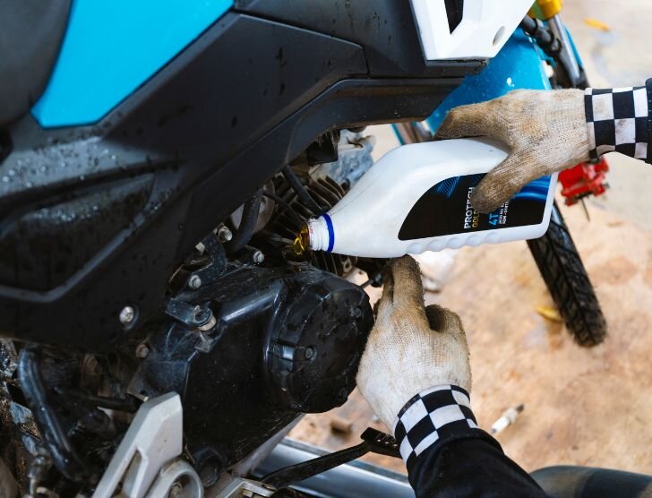 Wymiana oleju w motocyklu – co musisz wiedzieć?
