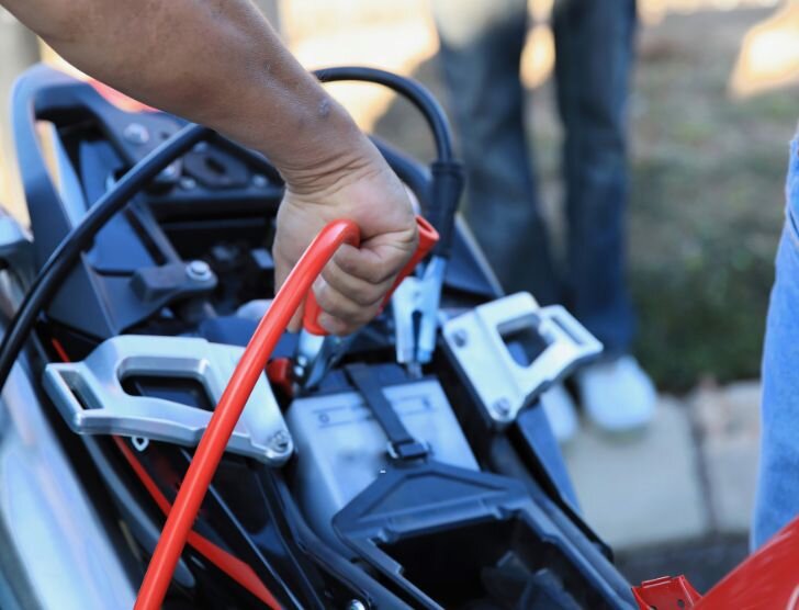 Jak prawidłowo naładować akumulator w motocyklu?
