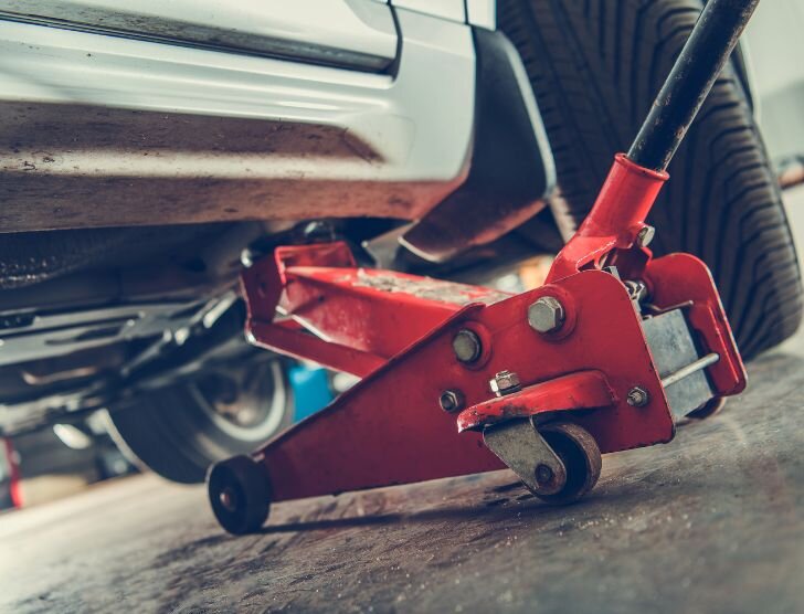 Jak bezpiecznie podnieść samochód?