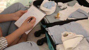 Co zabrać do szpitala na poród? Niezbędnik młodych rodziców