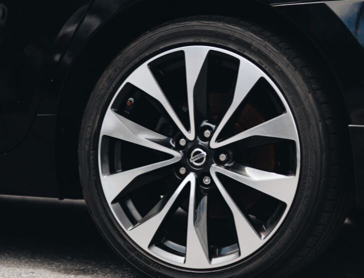 Czym jest homologacja opon i co właściwie daje?