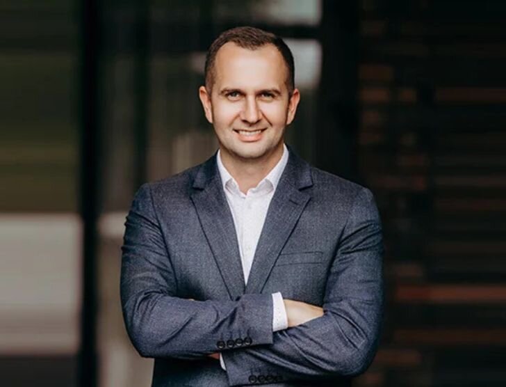 Od etatu do własnej sieci placówek – historia Kamila z CUK Ubezpieczenia