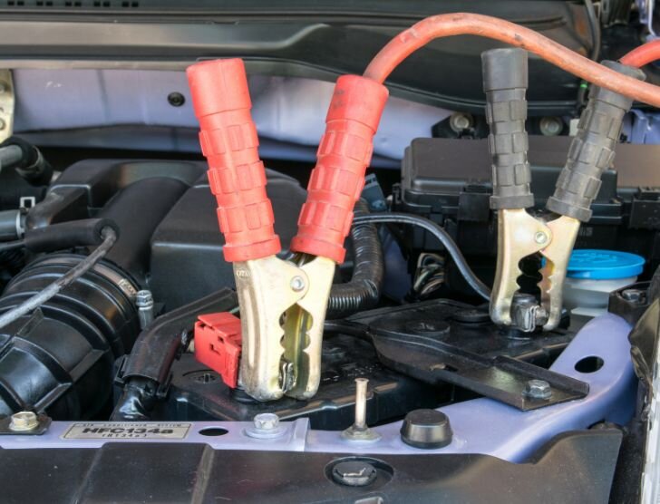 Rozładowany akumulator? Sprawdź, co zrobić