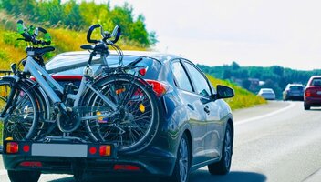 Jak bezpiecznie przewieźć rower samochodem, pociągiem lub innym rodzajem transportu?