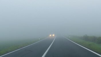 Jazda we mgle – jak zachować bezpieczeństwo na drodze?