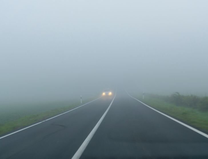 Jazda we mgle – jak zachować bezpieczeństwo na drodze?