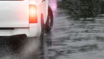 Aquaplaning – czym jest i jak mu zapobiegać?
