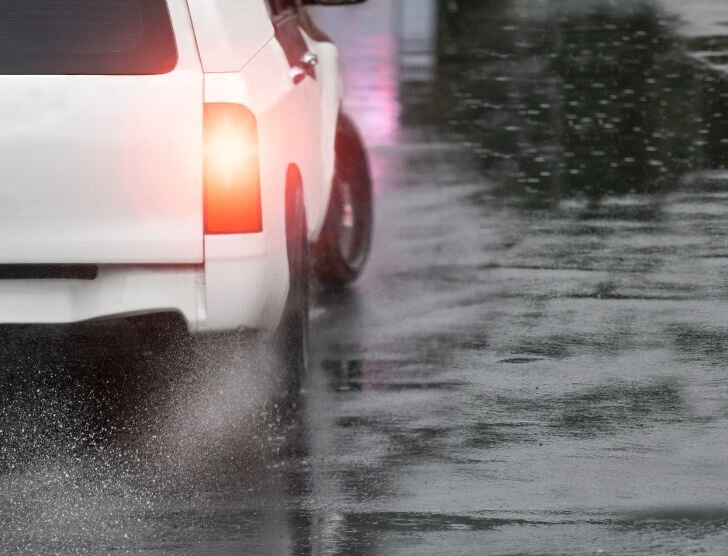 Aquaplaning – czym jest i jak mu zapobiegać?