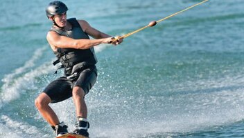 Ubezpieczenie dla osób uprawiających sporty wodne – co obejmuje taka polisa?