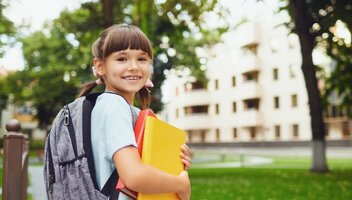Raport o bezpieczeństwie uczniów 2025: 133 wypadki dziennie i rosnące znaczenie ubezpieczeń NNW
