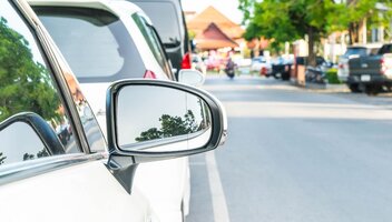 Parkowanie równoległe – jak wykonać je poprawnie i uniknąć kolizji?