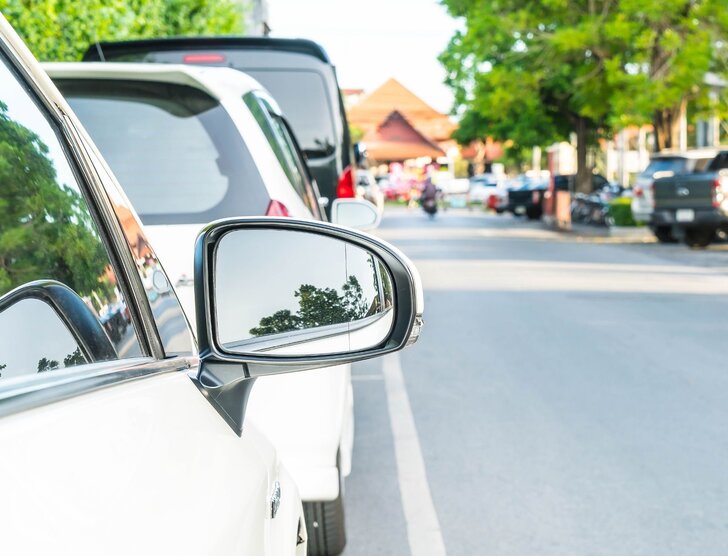 Parkowanie równoległe – jak wykonać je poprawnie i uniknąć kolizji?