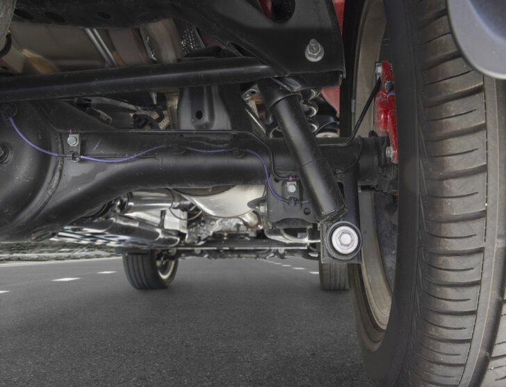 Dyferencjał w samochodzie – jak działa mechanizm różnicowy i dlaczego jest tak ważny?