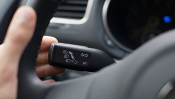 Światła drogowe (długie) w samochodzie – kiedy i jak ich używać zgodnie z przepisami?