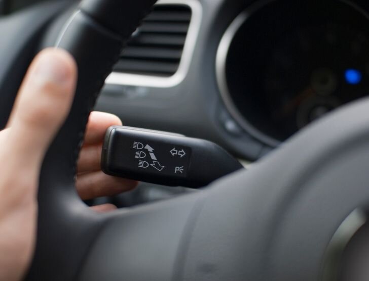 Światła drogowe (długie) w samochodzie – kiedy i jak ich używać zgodnie z przepisami?