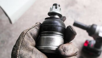 Przeguby w samochodzie – rodzaje, awarie i wpływ na bezpieczeństwo jazdy