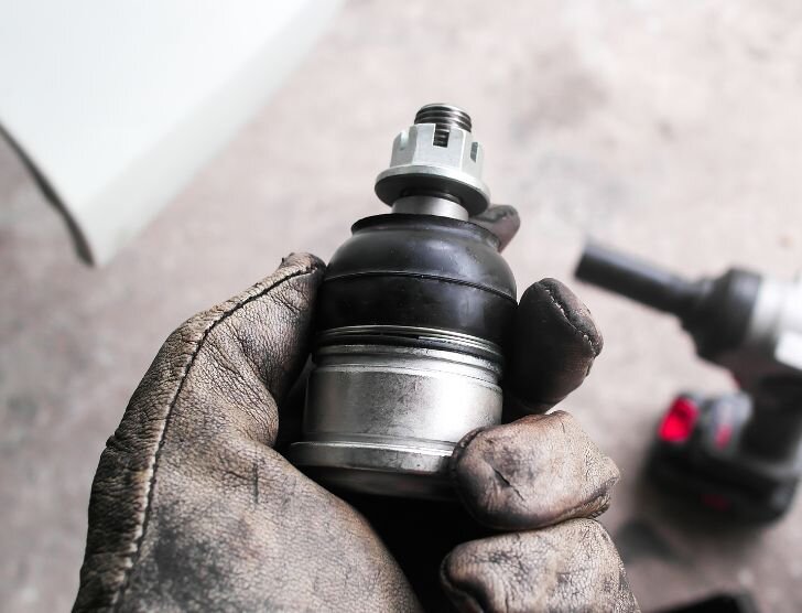 Przeguby w samochodzie – rodzaje, awarie i wpływ na bezpieczeństwo jazdy