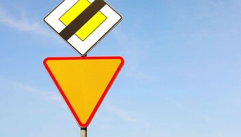 Wymuszenie pierwszeństwa: przepisy i mandaty 2025