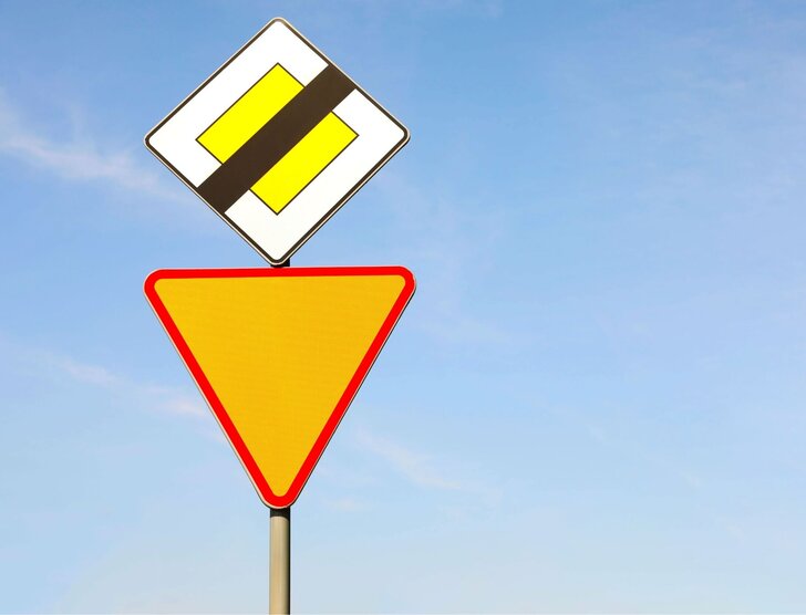 Wymuszenie pierwszeństwa – definicja, przepisy, mandaty i najczęstsze sytuacje