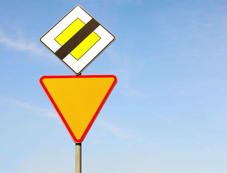 Wymuszenie pierwszeństwa – definicja, przepisy, mandaty i najczęstsze sytuacje