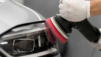 Polerowanie lamp samochodowych: jak zrobić i ile kosztuje