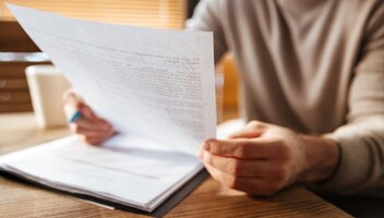 Ile wynosi zachowek po rodzicach? Co to jest i komu się należy?