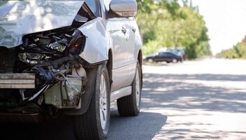 Szkoda parkingowa – jak się zachować?