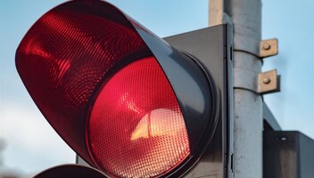 System Red Light – jak działają kamery na światłach i kiedy grozi mandat?