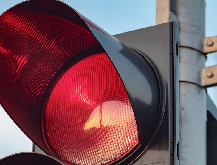 System Red Light – jak działają kamery na światłach i kiedy grozi mandat?