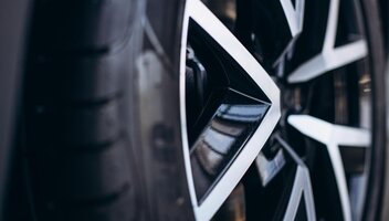 Prostowanie felg – kiedy warto, jak wygląda i ile kosztuje?