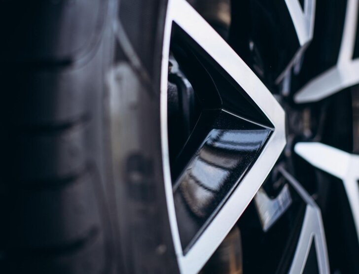 Prostowanie felg – kiedy warto, jak wygląda i ile kosztuje?