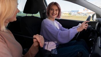 Jazdy doszkalające dla osób z prawem jazdy – kiedy warto i ile kosztują?