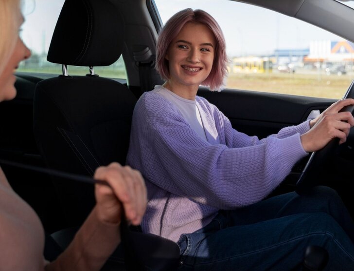 Jazdy doszkalające dla osób z prawem jazdy – kiedy warto i ile kosztują?