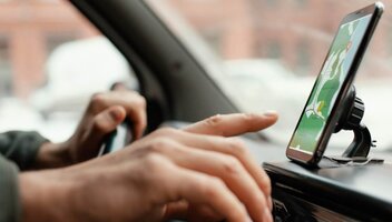 Jak zostać kierowcą Ubera w Polsce – wymagania, formalności i zarobki