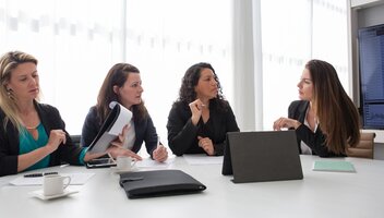 Cyfrowy paradoks bliskości. Jak team spirit napędza biznes w dobie automatyzacji?