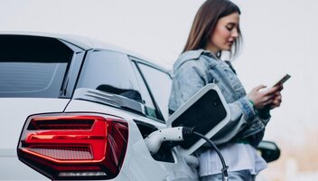 Ubezpieczenie samochodu elektrycznego i hybrydy – co warto wiedzieć przed zakupem polisy?