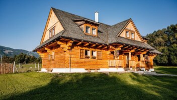 Ubezpieczenie domu drewnianego – ile kosztuje i jak wybrać ochronę?