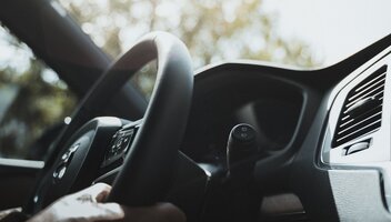 Kategorie prawa jazdy w Polsce – wiek, uprawnienia i pojazdy, które możesz prowadzić