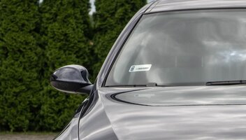 Naklejka z numerem rejestracyjnym na szybę samochodu – czy jest obowiązkowa?