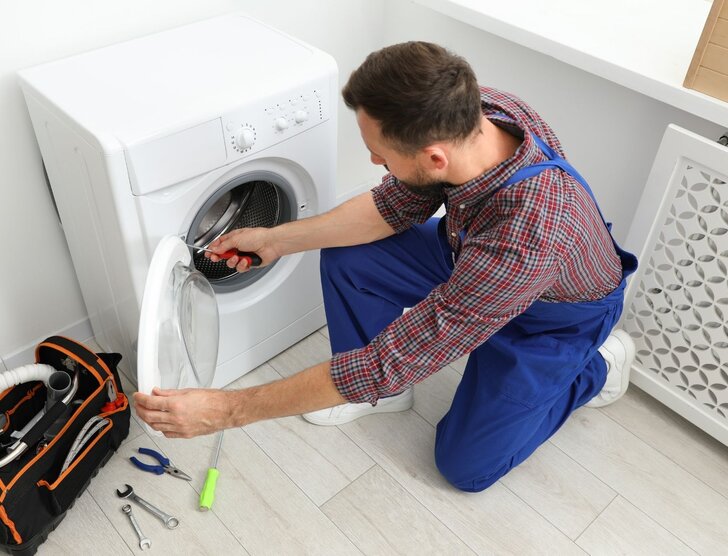 Home assistance – czym jest, ile kosztuje i co zapewnia assistance domowy?