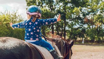 Ubezpieczenie jeździeckie – jak wybrać polisę do jazdy konnej?
