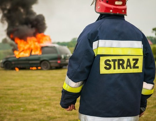 Skorzystaj z gaśnicy w swoim aucie. Możesz poprosić także innych kierowców o gaśnicę będące wyposażeniem ich samochodów. Zawiadomienie straży pożarnej jest niezbędne do całkowitego opanowania płomieni i zabezpieczenia miejsca zdarzenia.