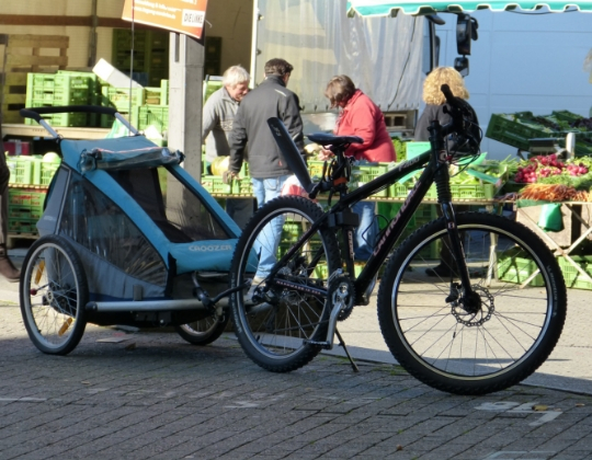 Przyczepki rowerowe skuteczniej chronią dzieci przed deszczem i wiatrem niż foteliki rowerowe. Przyczepki rowerowe zapewniają dzieciom bardziej komfortowe warunki niż fotelik rowerowy.