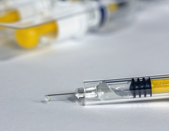 Wiele powikłań po grypie może być bardzo groźnych dla zdrowia i życia pacjenta. Kontrola u lekarza jest niezbędna. Lepiej zapobiegać niż leczyć – szczepionka przeciw grypie może uratować Cię przed zachorowaniem i powikłaniami.