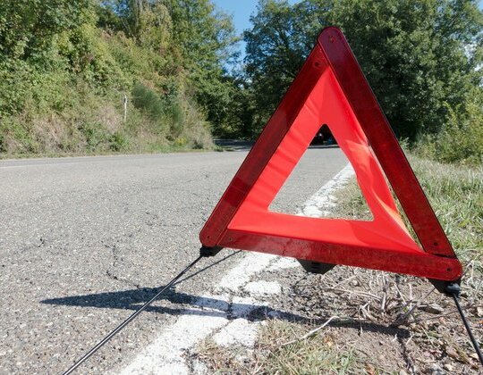 Szkoda całkowita to nie koniec świata – obecnego auta już nie naprawisz, ale otrzymasz odpowiednie odszkodowanie. Groźnie wyglądająca kolizja lub wypadek mogą skończyć się szkodą całkowitą – samochód nie będzie zdatny do naprawy.