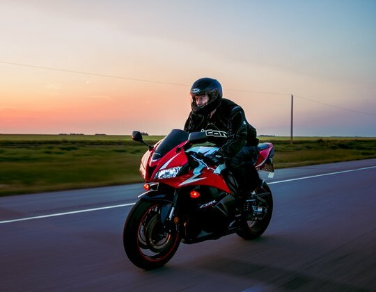 Ubezpieczenie motocykla bez odpowiedniego prawa jazdy to nie problem. Zakup polisy będzie możliwy. Nie musisz mieć prawa jazdy kategorii A, aby ubezpieczyć należący do Ciebie motocykl.