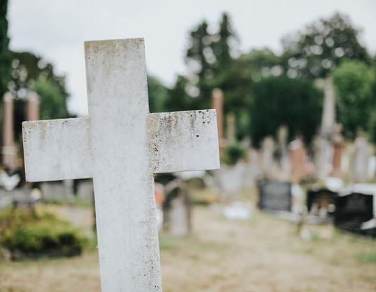 W CUK Ubezpieczenia oferujemy zakup ubezpieczenia nagrobka, które pozwoli Ci zadbać o grób, którym się opiekujesz. Nagrobek można ubezpieczyć od zdarzeń losowych czy wandalizmu. Elementy stałe nagrobka będą pod ochroną ubezpieczeniową.